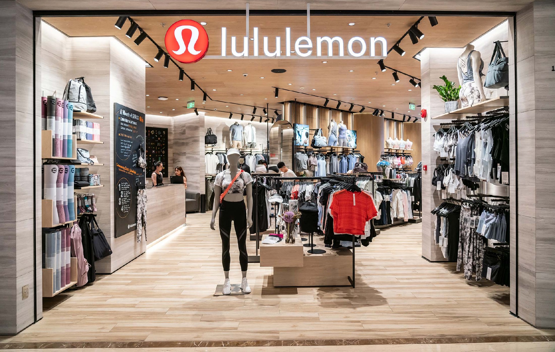 lululemon: 2023年第二季度净营收同比增长18%至22亿美元